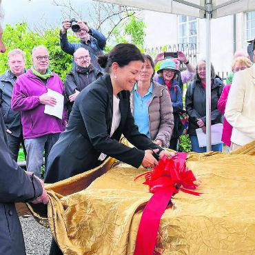«Bremgarten ist einmalig schön» - Der grosse Moment: Stadträtin Claudia Bamert durchschneidet das Band, flankiert von Heinz Koch und Monika Briner.