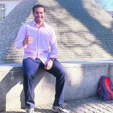 Aus Kuwait an die Reuss - Hussain Adel beim Pyramidenbrunnen in Bremgarten. Er fühlt sich in der Reussstadt sehr wohl.
