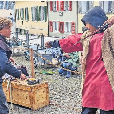 Einzigartig – selbst mit Hudelwetter - Das mittelalterliche Waffenarsenal verleitet diese beiden jungen Männer zu einem spontanen Duell.
