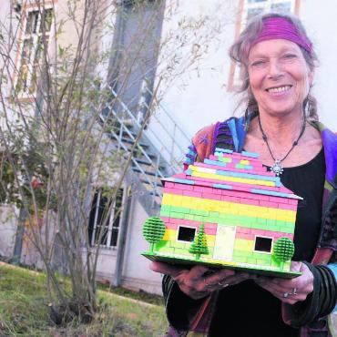 Grosse Dankbarkeit erlebt - Mit dem Kauf von Legosteinen haben die Spender im Freiamt den Bau von Kindergärten mitfinanziert. Am Benefizabend am Samstag informiert Marielle Furter über den aktuellen Stand des Projekts. Bilder: Chregi Hansen / zg