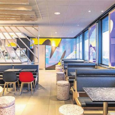Kreislauffähiges Designkonzept erstmals in der Schweiz - Der McDonald’s Bremgarten erstrahlt in neuem Glanz. Das Konzept basiert auf Recyclingmaterialien. Seit gestern ist das Restaurant wieder geöffnet. Bild: zg