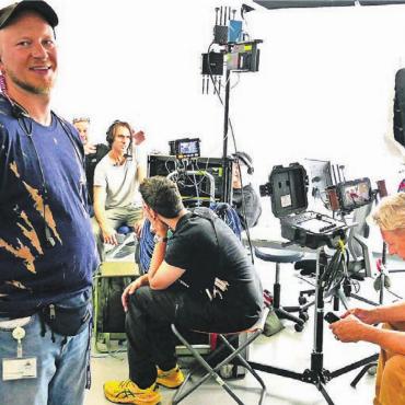 Das Spital in Zürcher Händen - Aufnahmeleiter am Set Lucca Kohn und ein Teil seiner Crew am Vorbereiten.