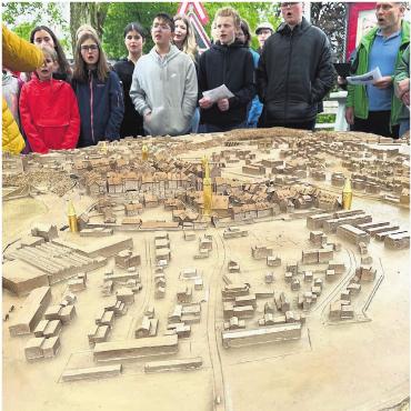 Bilder, Menschen, Emotionen - 4. Mai: Nach jahrelanger akribischer Arbeit wird das bronzene Bremgarter Stadtmodell von Heinz Briner feierlich eingeweiht. Gesungen wird dazu das «Bremgarter Lied».