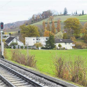 Land für Gemeinde sichern - Auf die Fläche im Hofacker vor den Mehrfamilienhäusern möchte die Gemeinde ein Kaufrecht bis längstens 30. Juni 2028 erhalten.