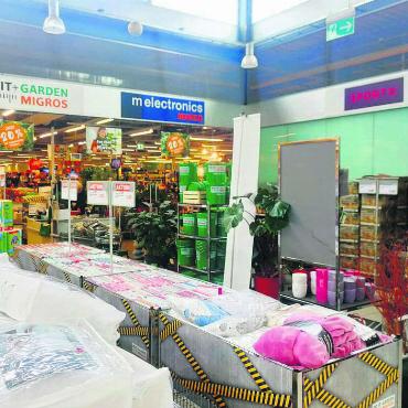 Abgänge im Plaza Shopping - Drei auf einen Schlag: Die Migros schliesst sowohl Garten-, Elektronik- als auch Sportfachgeschäft in Bremgarten. Bild: Marco Huwyler