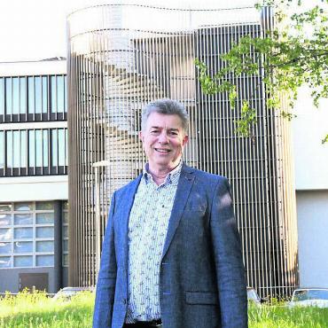Wie eine Liebeserklärung - Paul Huwiler, Präsident des Trägervereins St. Leonhard, freut sich über die gelungene Chappelehof-Erneuerung. Und auf die Jubiläumsbenefizanlässe. Bilder: Daniel Marti / pd