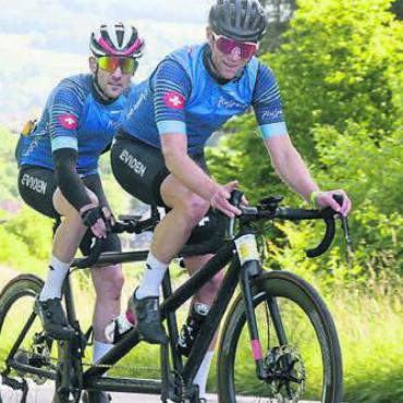 Der Traditionsanlass auf dem Mutschellen - Der Erlös des Benefizlaufs am Mutschälle Sprint geht in diesem Jahr an den Para-Cycler Christian Ackermann (hinten). Bild: zg