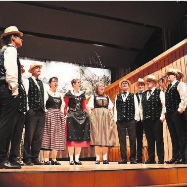 Singen sich in die Herzen - Der Jodlerklub Heimelig überzeugt mit seinem Konzertprogramm unter der Leitung von Anna Eisenhut.