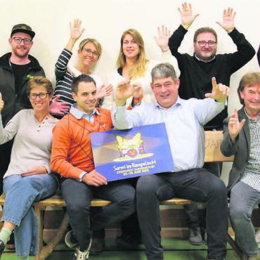 Das Warten hat ein Ende - Das ganze OK freut sich auf das Jugendfest (v. l., stehend): Janine Zehren, Andi Lipp, Silvia Huser, Raphaela Neuhaus, Luciano Paolozzi und Simone Bleiker; (v. l., sitzend) Marline Eicher, Fabian Kallen, Magnus Döbeli und Balz Saxer. Bild: Monica Rast