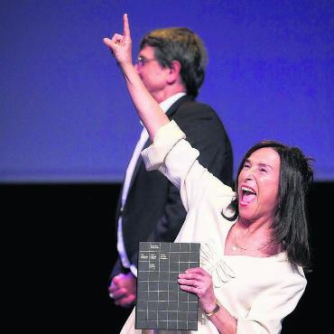 Auszeichnung für Lilo Baur - Auf der Bühne im Theater Casino Zug ist die unterhaltsame Show gestiegen: Bilder: Adrian Moser / BAK 2024
