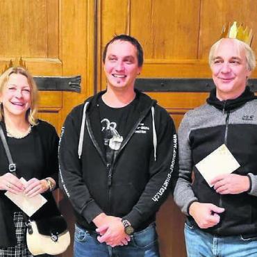 «Nicht schnell, aber vorwärts» - Zum Schluss folgte die Krönung: Von links nach rechts: Werner Hodel, Jasmine Mach, Sebastian Hampl (Präsident FAB), Thomas Schneider, Andreas Burlet (Präsident HGV). Bilder: ssr