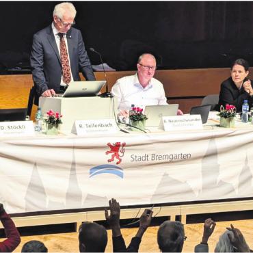 Vorläufige Abfuhr für Bärenmatte - Dem Stadtrat gelang es, die rund 350 anwesenden Stimmberechtigten von der Notwendigkeit einer Steuererhöhung zu überzeugen. Bild: Marco Huwyler