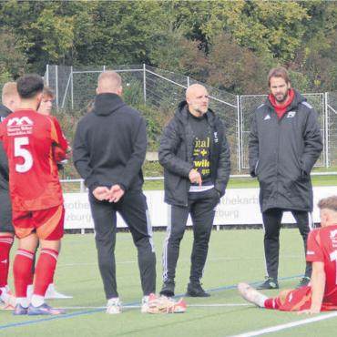 Zweifel nach Horror-Viertelstunde - Lange Gesichter und reichlich Gesprächsbedarf beim FC Muri nach der Heimklatsche gegen Emmen. Bild: pf