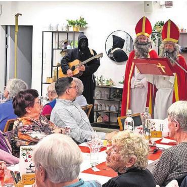 Lebkuchen und einiges zu berichten - Die Samichläuse unterhielten die Besucher im St. Martin aufs Beste. Bild: zg