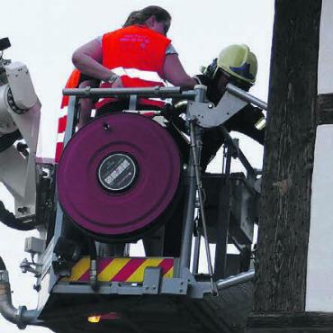 Im Ernstfall stets einsatzbereit - Vier Personen retteten die Feuerwehren aus dem Mehrfamilienhaus.