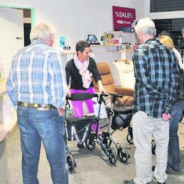 Alltagstaugliche Hilfsmittel - Eine Win-win-Situation: Parkinsonerkrankte erfuhren etwas über kleine Alltagshelfer und Mitarbeiter der Firma Careproduct AG erhielten Inputs, was Erkrankte sich wünschen würden. Bild: zg