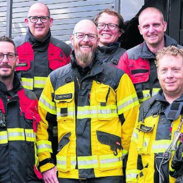 Wichtiges Zeichen - Neben dem Zufiker Feuerwehrkommandant Marcel Hottinger (3.v.l.) und dem Bremgarter Feuerwehrkommandant Ralph Martin (4. v.l.) arbeiten noch weitere Feuerwehrleute in Zufikon. Gemeindeammann Daniel Stark (rechts) freut es. Bild: zg