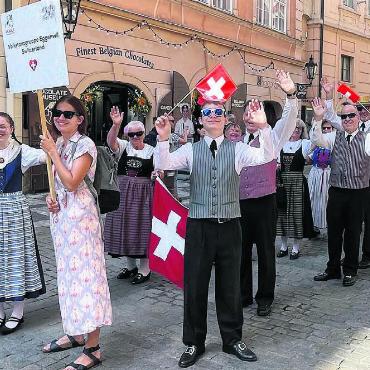 Grosse Freude bereitet - Die Volkstanzgruppe Eggenwil verschenkte während des Umzugs die mitgebrachten Schweizer Fähnchen den Passanten. Bild: zg