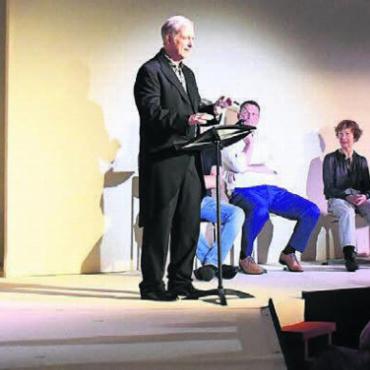 «Fantastisches Auge und Gefühl für Räume» - Mit Sternensaal-Schauspieltruppe und viel Publikum: Hans Melliger würdigte das Schaffen von Stefan Hegi mit einer feinen und humorvollen Laudatio.