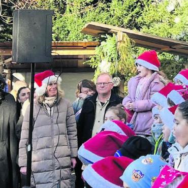 Auch das Wetter spielte mit - Die beiden Kinderkonzerte mobilisierten viel Publikum – und selbst der Samichlaus kam. Bild: Walter Minder