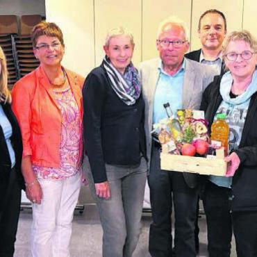 Konstanz bei der Mitte - Parteileitung würdigt Abgetretene (von links): Martin Stalder, Karin Koch Wick, Rita Brem, Isabelle Huber, Bruno Sekinger, Michael Eichholzer, Elisabeth Peter, Louisa Springer. Bild: zg