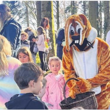 Mit Körbchen und guter Laune - Der Osterhase sorgte höchstpersönlich dafür, dass kein Kind leer ausging.
