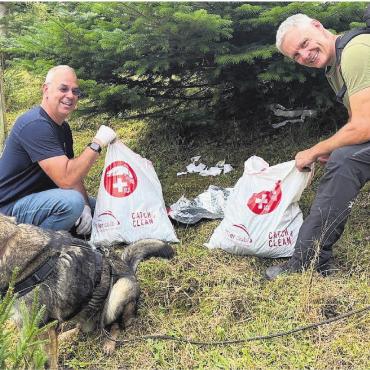 Von Biberkopf bis Ofenrohr - Gut bewacht auf Müllsuche am Reussufer rund um Bremgarten: Die Sportfischer-Vereinsmitglieder Daniel Walser (l.) und Patrick Grau (r.) samt Hundebegleitung befreien die Natur vom Unrat. Mit rund 20 Kolleginnen und Kollegen haben die beiden letzte Woche 300 Kilogramm Abfall rund um die Reuss gesammelt. 
Bilder: zg