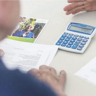 Wenn das Geld im Alter knapp wird - Wenn das Geld am Monatsende nicht mehr reicht, kann einem die Pro Senectute beratend und unterstützend helfen. Bild: zg