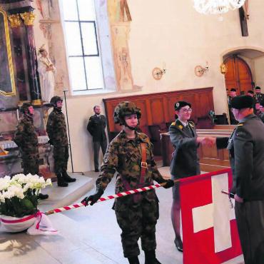«Vorbild leben, Mensch sein» - Leutnant Soraya Hilbert empfängt von Oberst Daniel Wegrampf Handschlag und Offiziersdolch. Links als Fähnrich Hauptfeldweibel Laura Chirivi. Bild: Toms Mudakarayil