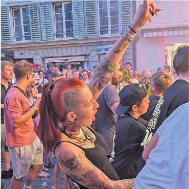 Bilder, Menschen, Emotionen - 10. August: Das «Festival i de Marktgass» verwandelt die Altstadt in eine bunte Konzertbühne. Die Stimmung ist einmal mehr prächtig, doch die Veranstalter kämpfen mit roten Zahlen.