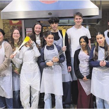 Vive la France - Die Bremgarter Schülerinnen und Schüler besuchten in der französischen Hauptstadt auch einen «Macaron»-Kochkurs. Bild: zg