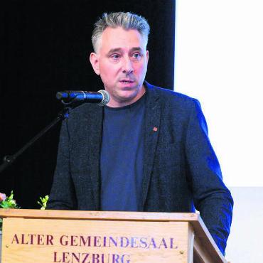 «Natürlich bin ich enttäuscht» - Stefan Dietrich am kantonalen SP-Parteitag in Lenzburg. Seine Rede fand Anklang. Gewählt wurden dann trotzdem seine beiden weiblichen Kontrahentinnen. Bild: David Zehnder