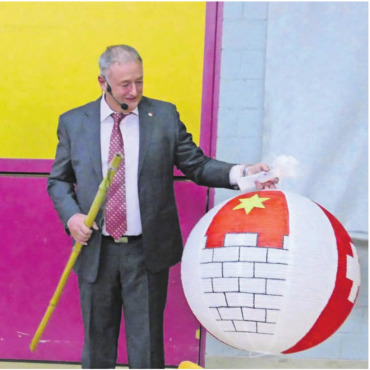 Roger Hausherr verabschiedet - Der abtretende Gemeindeammann Roger Hausherr (rechts) übergab seinem Nachfolger Pascal Vogel einen Lampion mit Eggenwiler Wappen. Bild: Stefan Treier