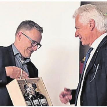 «Hilfe von oben» - Arsène Perroud (l.) überreicht Raymond Tellenbach ein Abschiedspräsent. Bild: huy