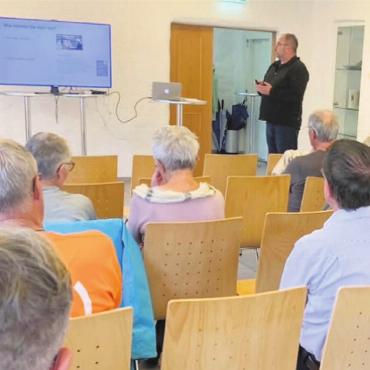 Notfalldienst entlasten - Stefan Haber erklärt den Besucherinnen und Besuchern, wie es auf den Notfallstationen zu- und hergeht. Bild: msc