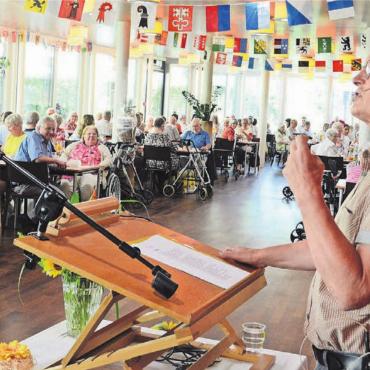 Reise an den Wohler Strand - Der Wohler Schriftsteller Jörg Meier findet im Bifang ein sehr aufmerksames Publikum, welches ihm gerne zuhört bei seinen Geschichten aus dem alten Wohlen. Bilder: Chregi Hansen
