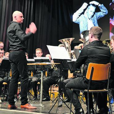 Reise durch die Elementarphysik - Dirigent Stefan Märki zauberte mit den Musikerinnen und Musikern des Musikvereins einen Hörgenuss an der Künten Session. Bilder: as
