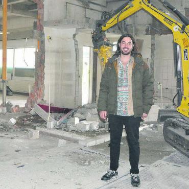 An goldene Zeiten anknüpfen - Florian Kronschnabl freut sich über den Umbau des Tankstellenkiosks. Von heute 35 Quadratmetern wird die Ladenfläche auf 70 Quadratmeter verdoppelt. Bild: Sabrina Salm