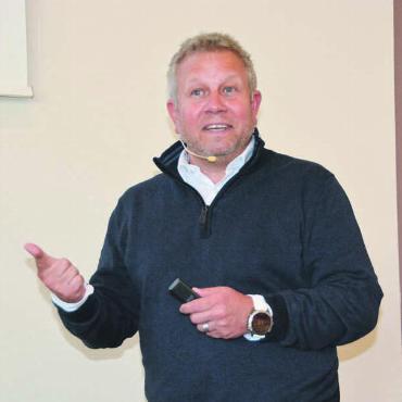 «Seid misstrauisch» - Oliver Hirschi mahnte eindringlich zur Vorsicht. Bild: Roger Wetli