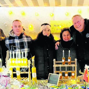 Ein Hauch von Sizilien - Familie Bachmann-Hauser bot ihre speziellen Liköre unter anderem bereits an Weihnachtsmärkten an. Von links: Marc Schenke (Schwiegersohn), Dario Hauser (Sohn), Anja Hauser (Tochter), Michela Hauser («Mama») und Jörg Bachmann (Inhaber). Bild: zg