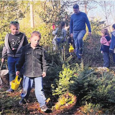 Mit Körbchen und guter Laune - Bei strahlender Sonne durchstreiften die kleinen Eiersucher den Wald. Bilder: Samuel Seiler