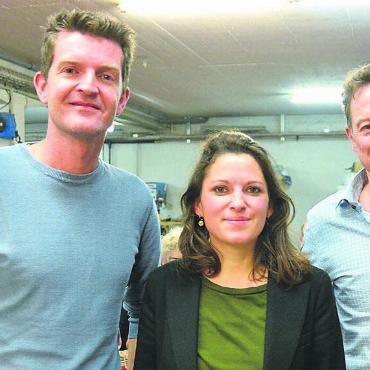 Die Hoffnung aufrechterhalten - Die Co-Präsidenten der SP Mutschellen Kelleramt Anthony Paine (l.) und Rainer Meindl freuten sich über Besuch der SP-Schweiz-Co-Präsidentin Mattea Meyer. Bild: rwi