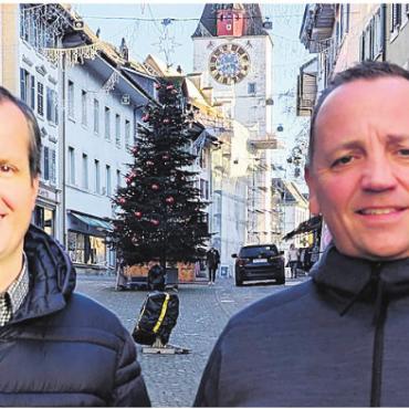 Wie weiter wirten? - Stadtrat Stephan Troxler (r.) und sein Abteilungsleiter Bau Stefan Walder fühlen mit einer Umfrage den Puls der Bevölkerung in puncto Wirten in der Altstadt. Bild: huy