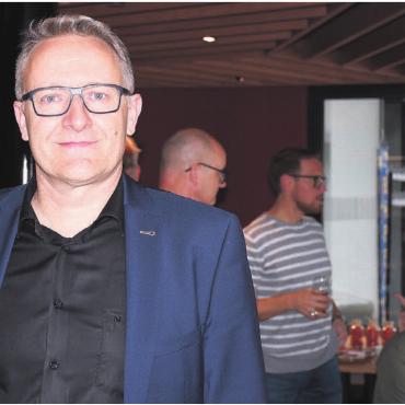«Ich mache mir keine Sorgen» - Arsène Perroud akzeptierte die Abwahl als Gemeindeammann souverän: Im Restaurant Leo stand er allen Parteifreunden Red und Antwort. Bild: Daniel Marti