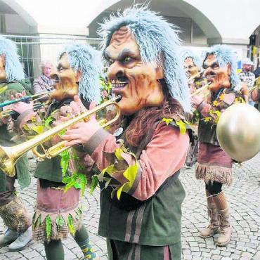 «Fasnacht macht Freude» - Die Zufiker «Sädelgeischter» sorgen für die guggenmusikalische Umrahmung. Bilder: Marco Huwyler