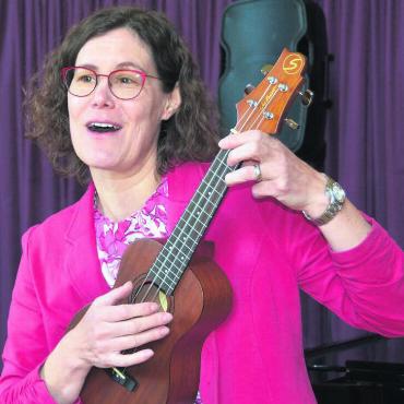Fasziniert von Musik und Sprache - Ob mit Ukulele oder dem Klavier – Stefanie Bieri wird in ihrem Programm «Lebens(T)räume» für viel Musik sorgen. Bild: Sabrina Salm