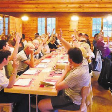 Verantwortung mittragen - Die Zufiker Ortsbürgerinnen und -bürger kamen zu ihrer Versammlung im Forsthaus Nüesch zusammen. Bild: zg