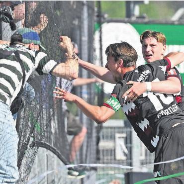 Vogt will sich verewigen - Alessandro Vogt (rechts) jubelt mit Captain Lukas Görtler und den Tausenden mitgereisten St.-Gallen-Fans über sein 2:0.    Bild: Freshfocus