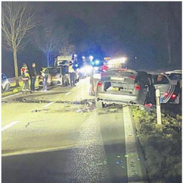 Tödlicher Verkehrsunfall - Durch die Wucht des Aufpralls wurden beide Fahrzeuge in die Wiese geschleudert. Bild: pz