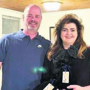 Chili-Gin zum Jubiläum - Vorstandsmitglied Alice Carlino und Brennmeister Daniel Röthlisberger.